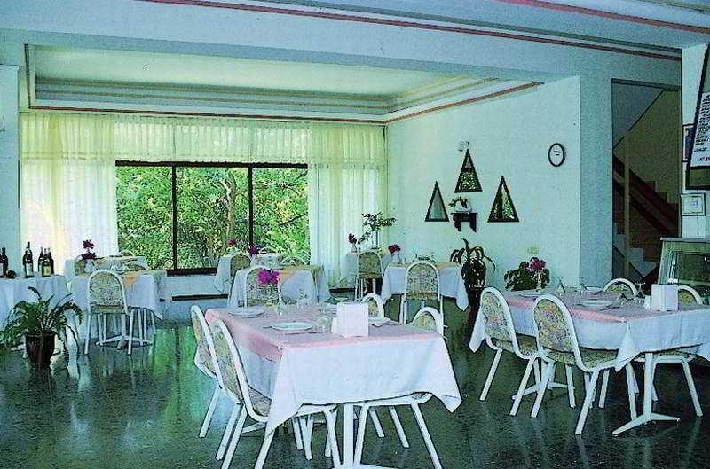 Salute Hotel 말마리스 외부 사진